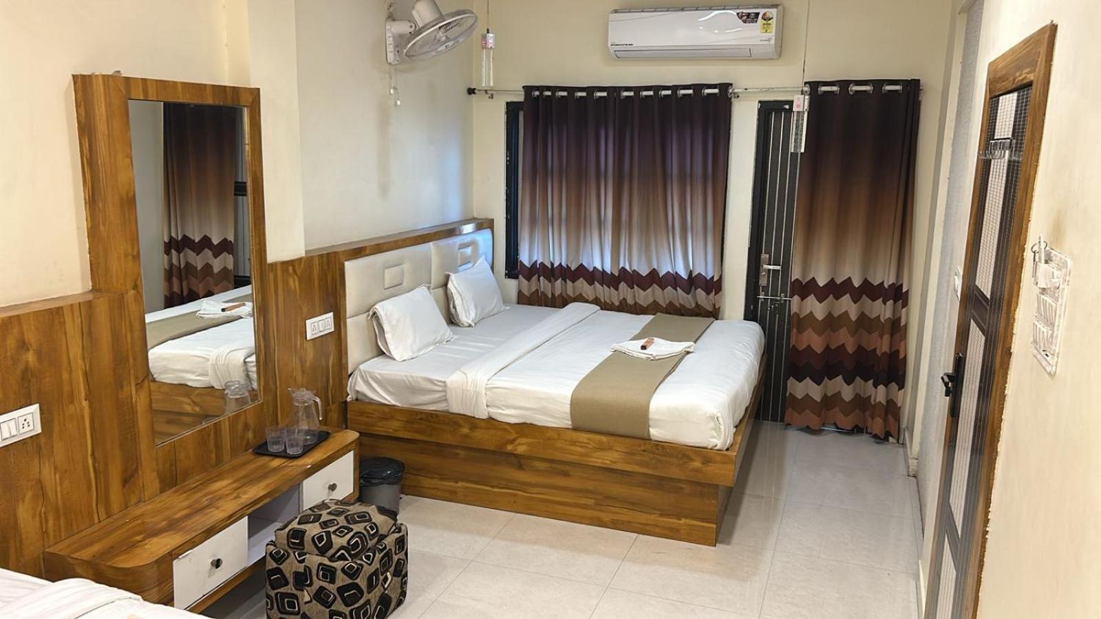 Hotel Empire อุจเจน ภายนอก รูปภาพ